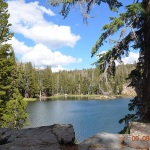 lac dans la Sierra Nevada